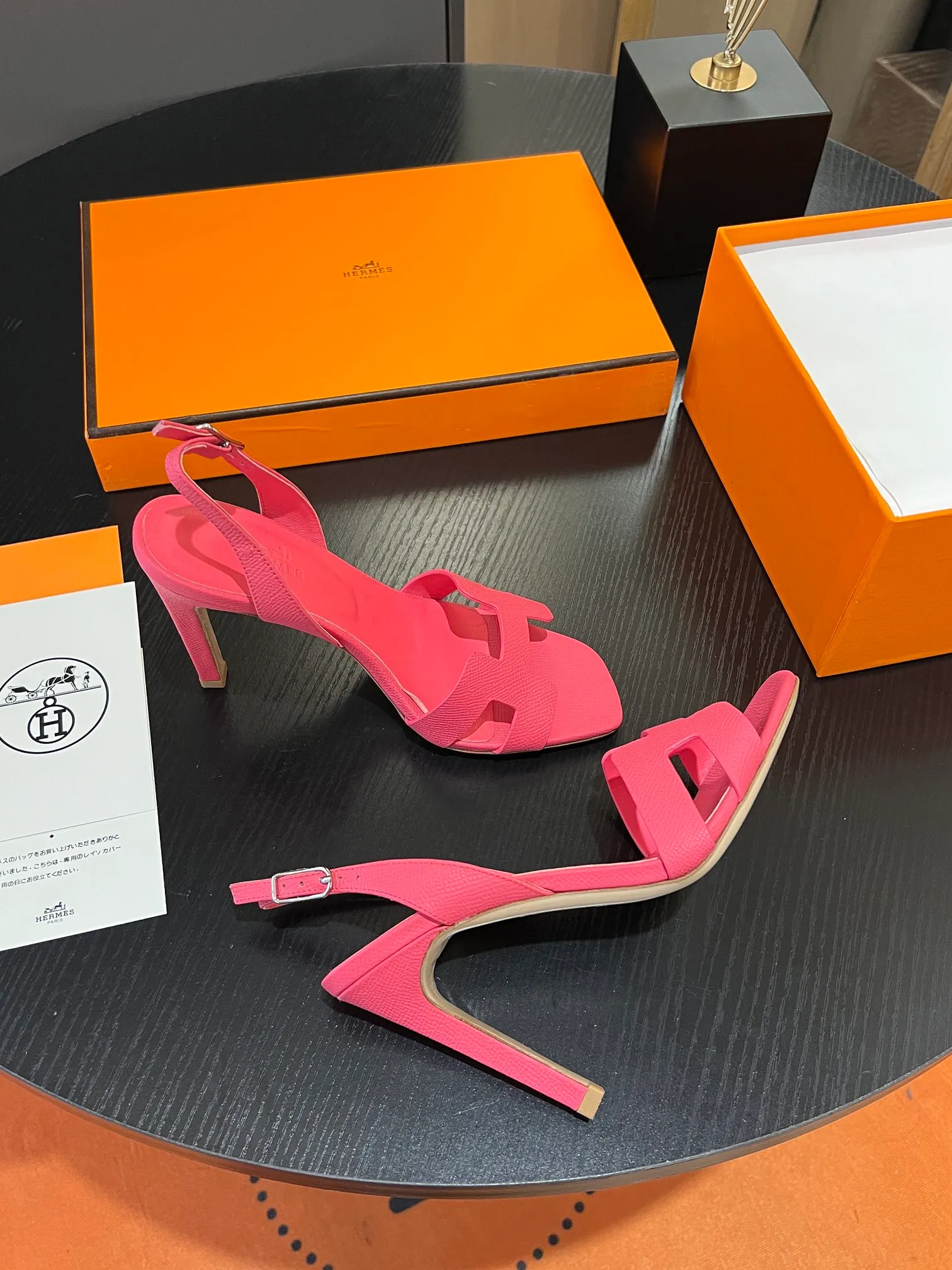 👟👟Ex-factory price 600👟👟Hermès 2023 high-heeled temperament sandals original customization! Counter synchronization! Hermès high heels have always been simple, fashionable and elegant! ! ! It can hold any style of wear, the height of 10.5cm is easy to control, and the feet feel comfortable and pressure-free! The classic and elegant style brings a sense of luxury to your feet! Highly recommended Material: Upper imported calfskin + mixed sheepskin lining Outsole: Italian genuine leather sole Size: 34-42 (34.41.42 customization is non-returnable and non-exchangeable)